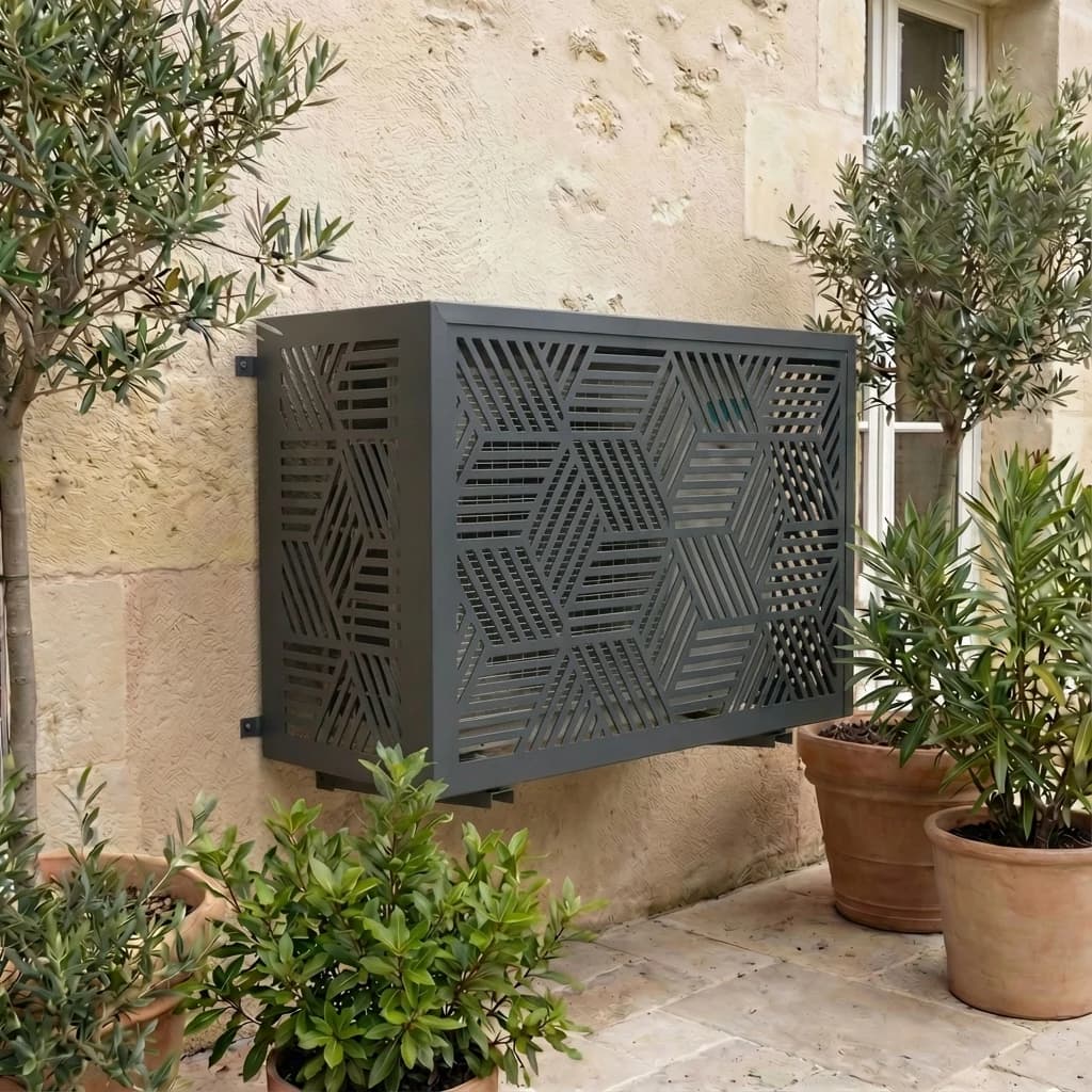 Cache climatisation Kubik gris anthracite, motif de cubes rayés, devant un mur enduit
