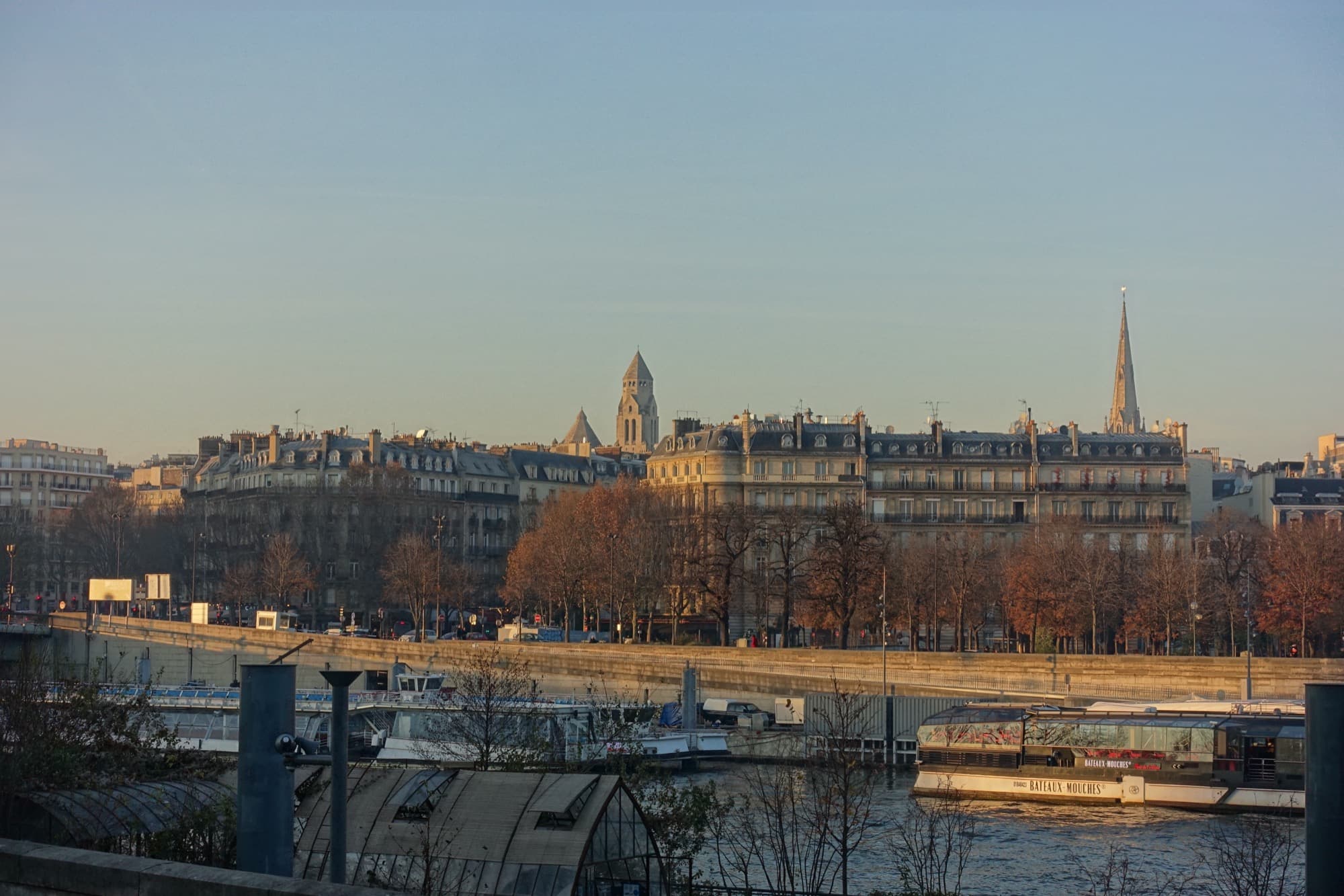 Flotte des Bateaux-Mouches amarrée Port de la Conférence, Paris