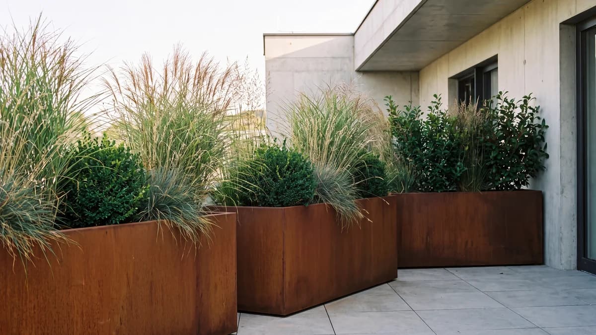 Jardinière extérieure haute : choix, plantes et remplissage
