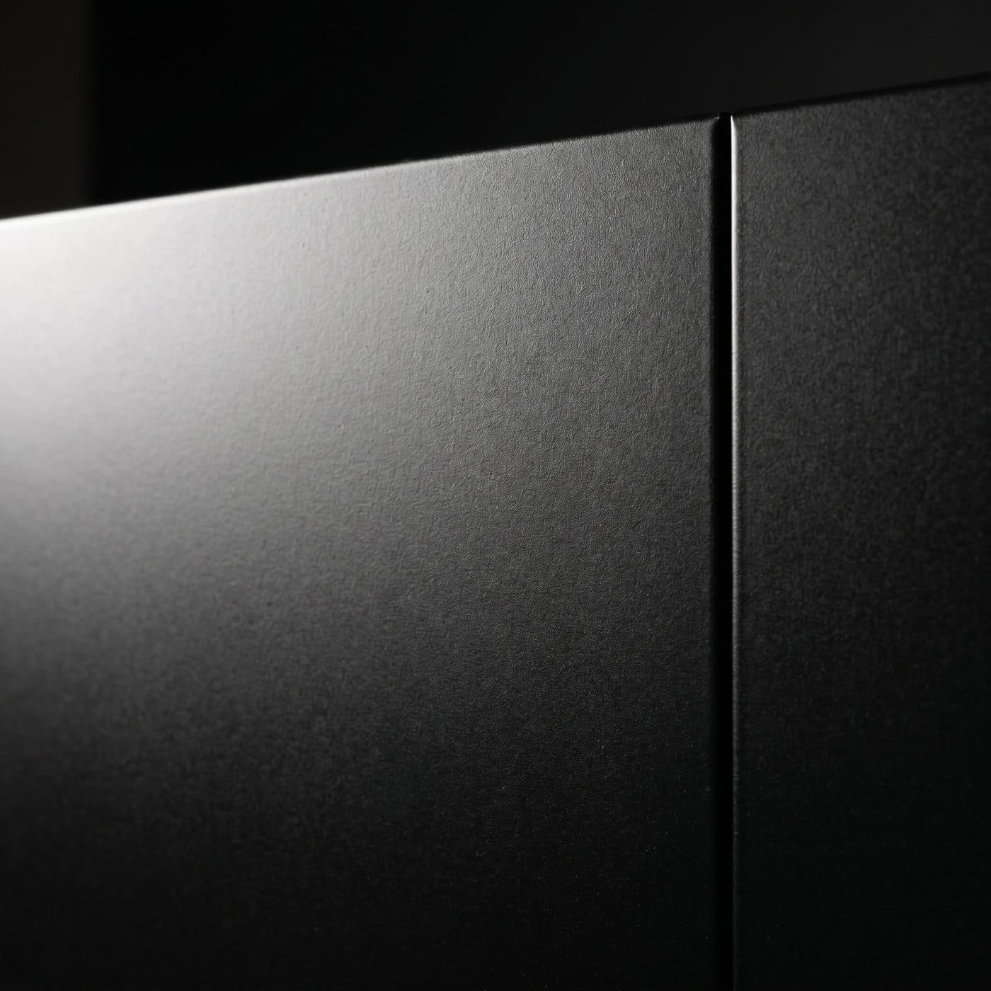 Texture de bardage acier thermolaqué noir mat, finition architecturale