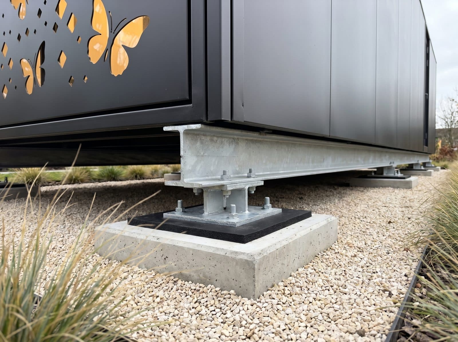 Détail junction chassis UPN galvanisé sur plot béton : platine, EPDM, vis chimiques M12, vide ventilé 15 cm