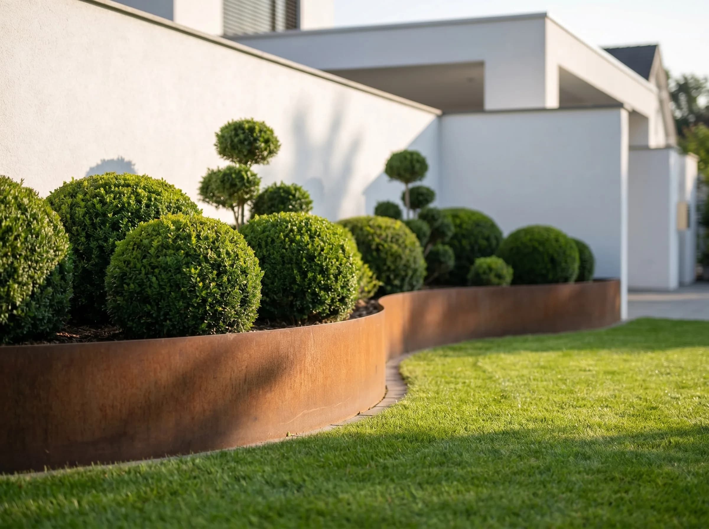 Bordure corten dans un jardin contemporain urbain
