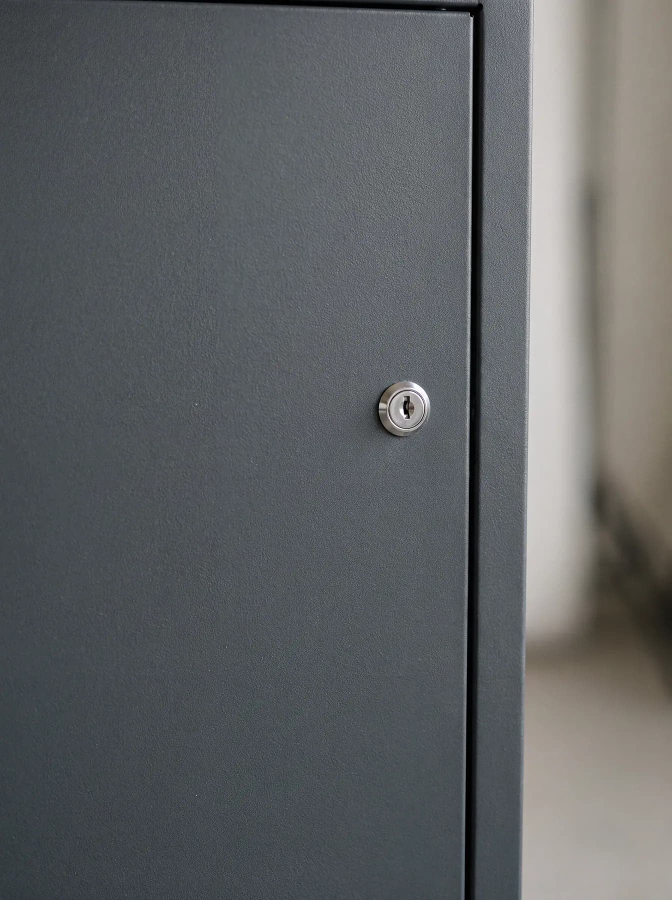 Porte arrière d'une boîte à colis anthracite avec sa serrure à cylindre