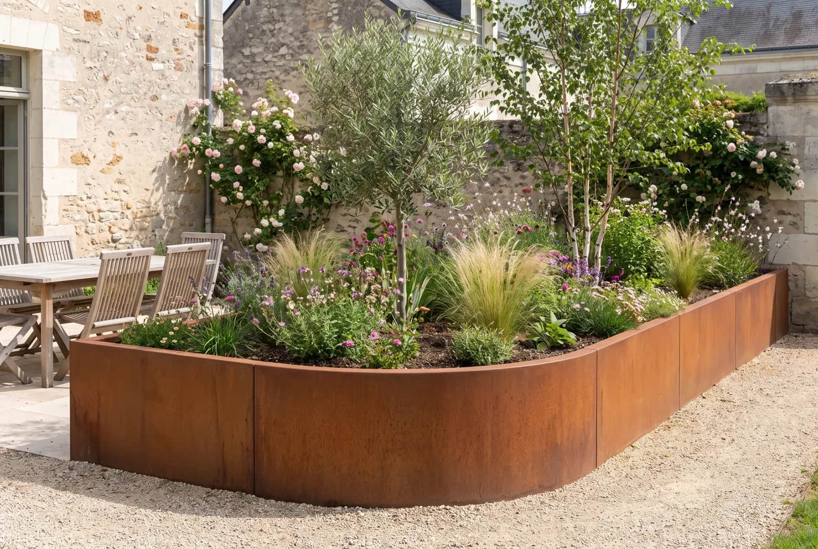Courbe extérieure en Corten arrondissant un massif planté sur une terrasse