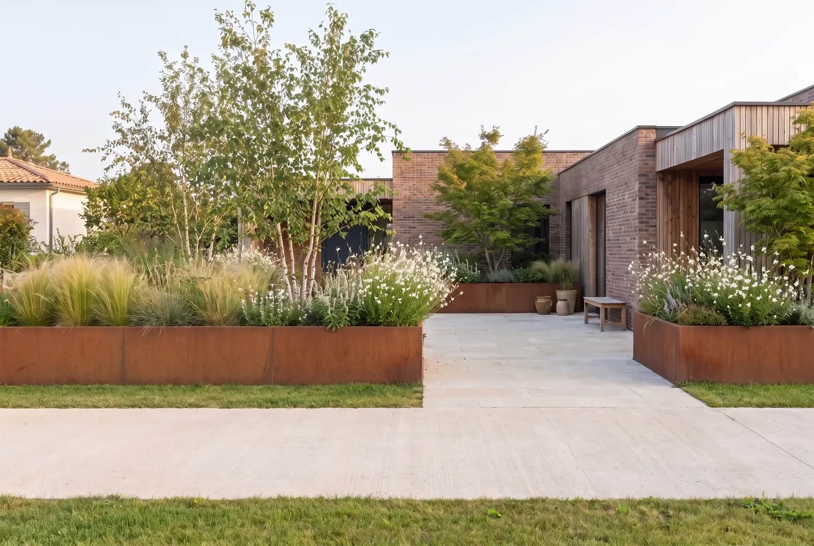Mur droit en Corten H 60 retenant un massif d'arbres dans un jardin de ville