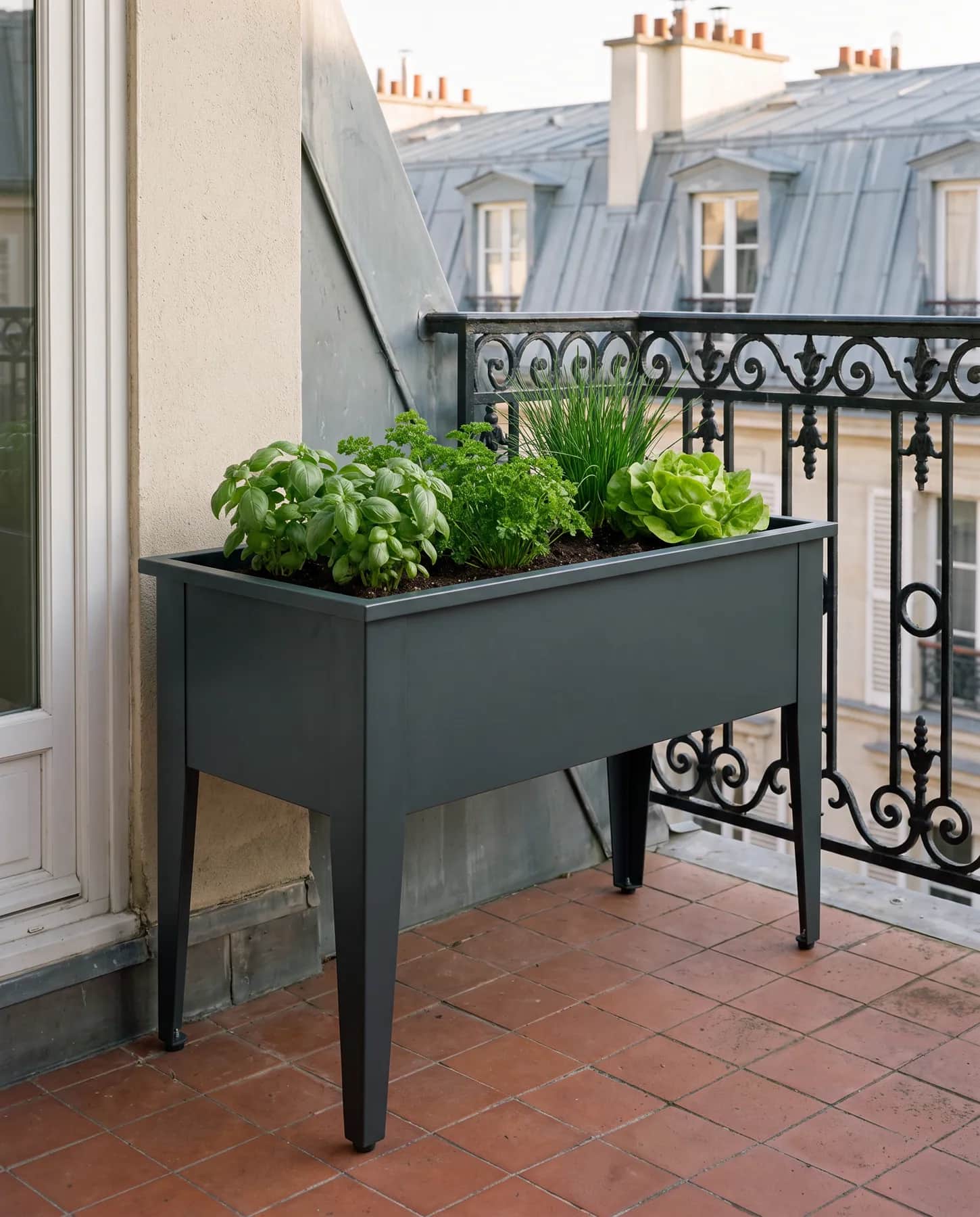 Carré potager sur pieds thermolaqué gris anthracite RAL 7016 sur un balcon, planté d'aromatiques