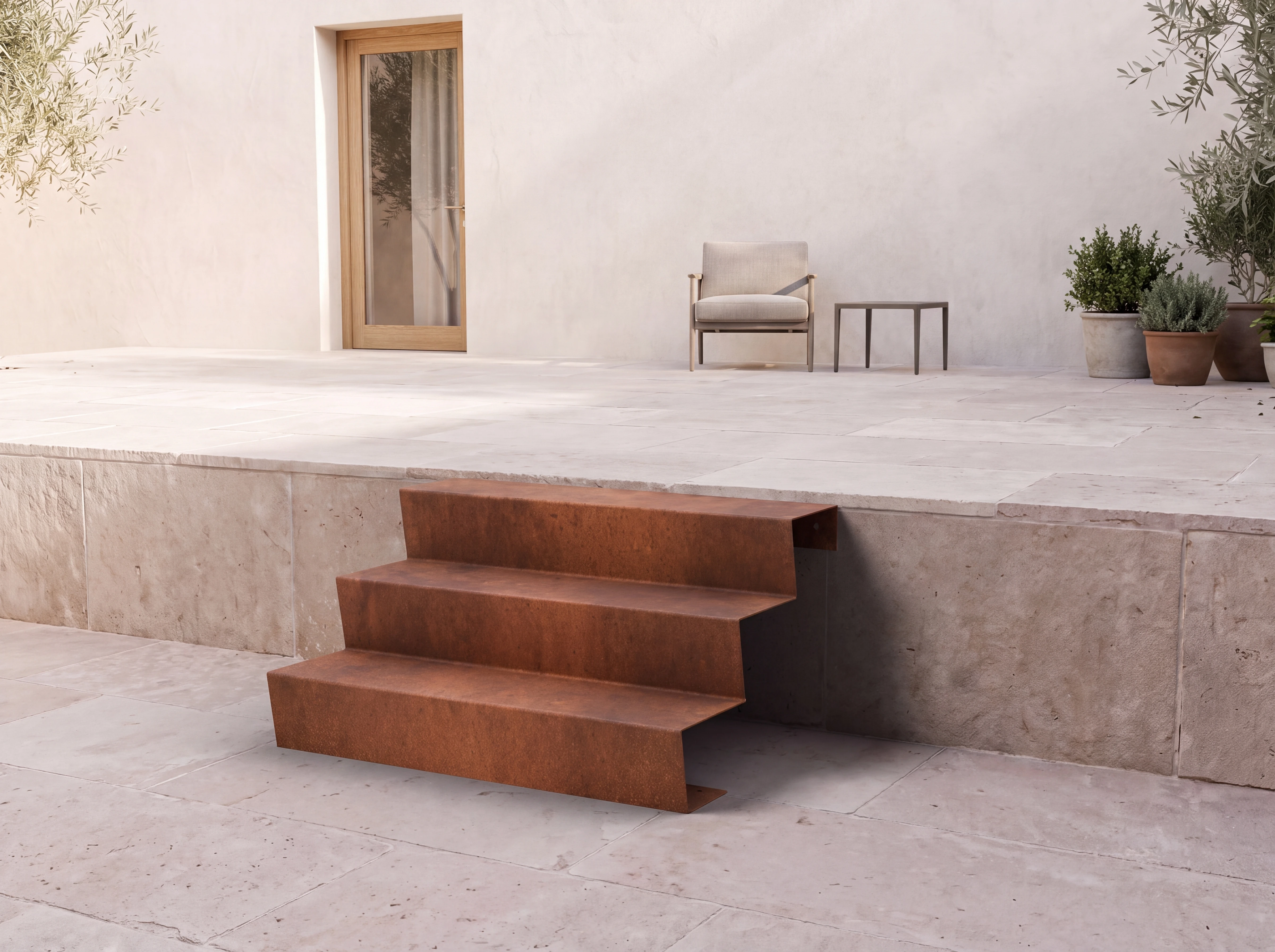 Escalier de trois marches en acier Corten reliant une cour à une terrasse en pierre claire